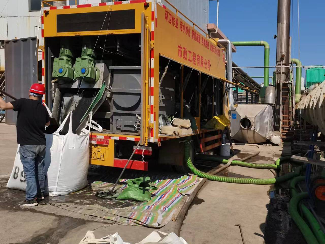 下谷坪土家族乡淤泥压干处理